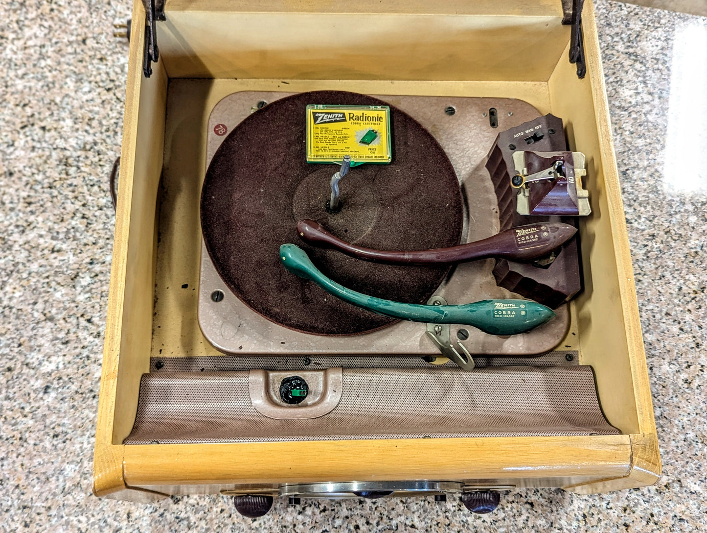 1940s Zenith Model 6R886